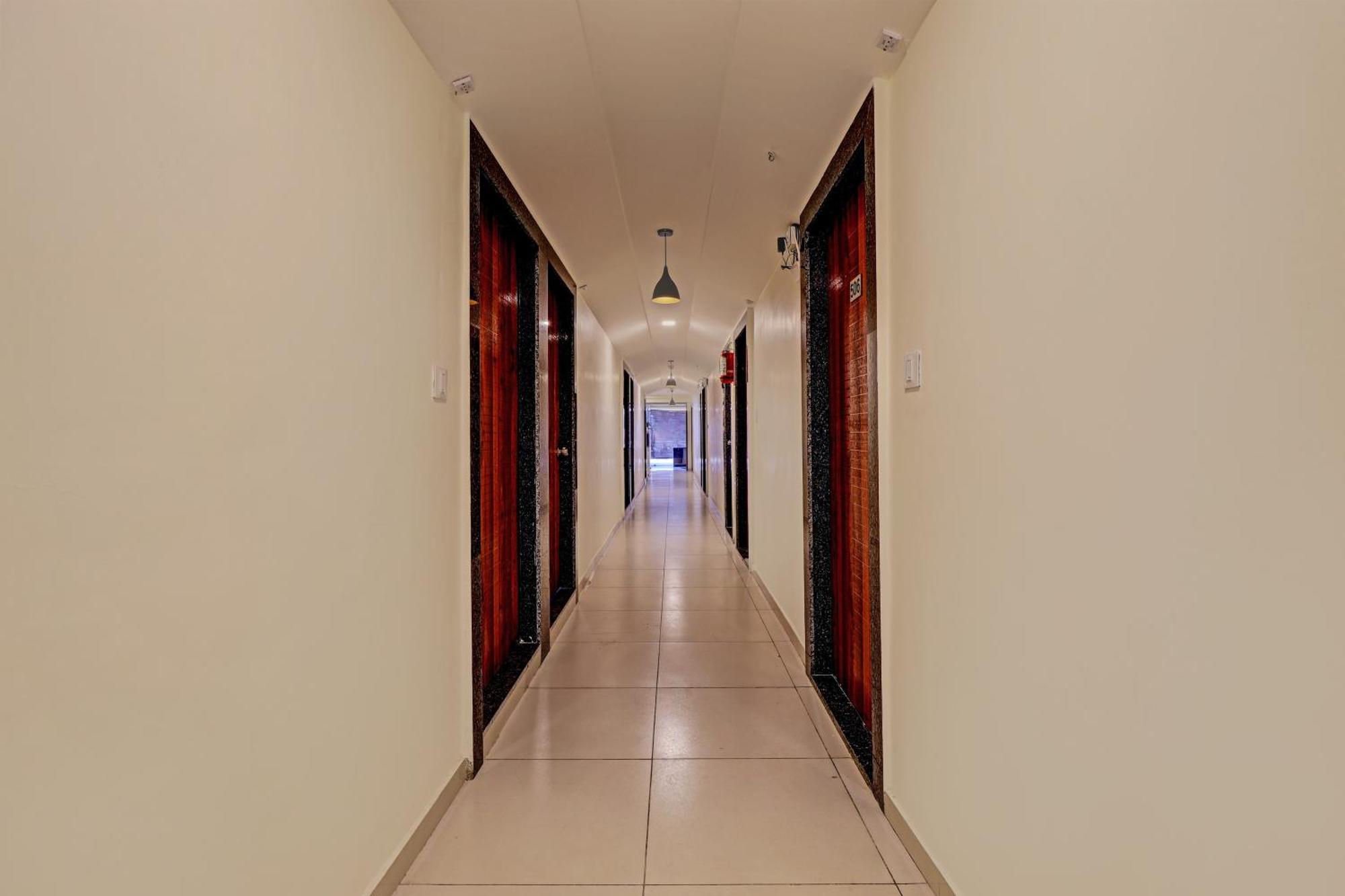 Hotel O Alexa 阿穆达巴 外观 照片